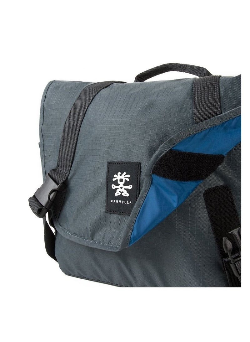 Crumpler Holds a Semi-professional SLR camera with mid-size zoom lens + extra mid size zoom lens, flash and accessories - Image 4