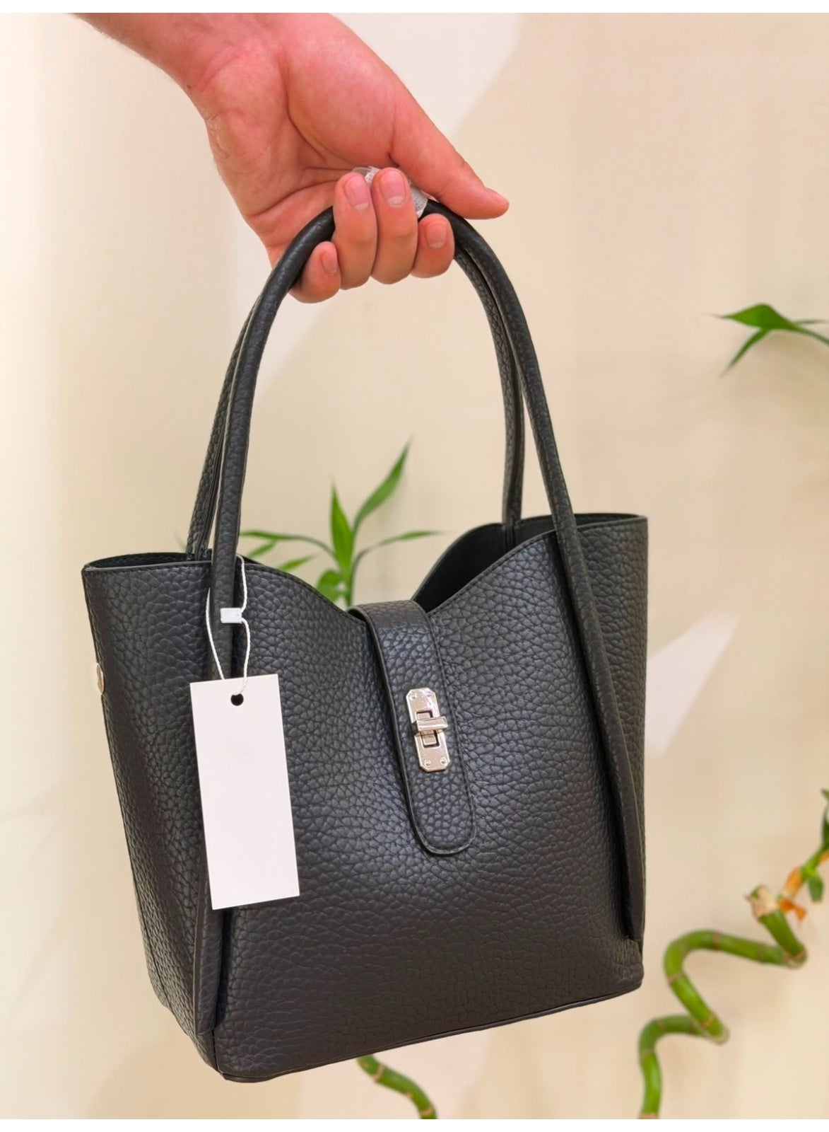 Women's shoulder bag with dimensions and sizes suitable for storage