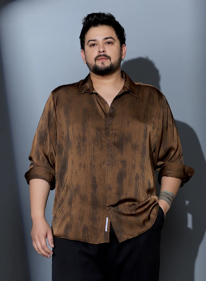انستافاب بلس قميص ساتان لامع رجالي   بياقة عريضة وأكمام طويلة بأزرار وحافة منحنية وطبعة تجريدية منسوجة للمناسبات المسائية بلون بني شوكولاتة