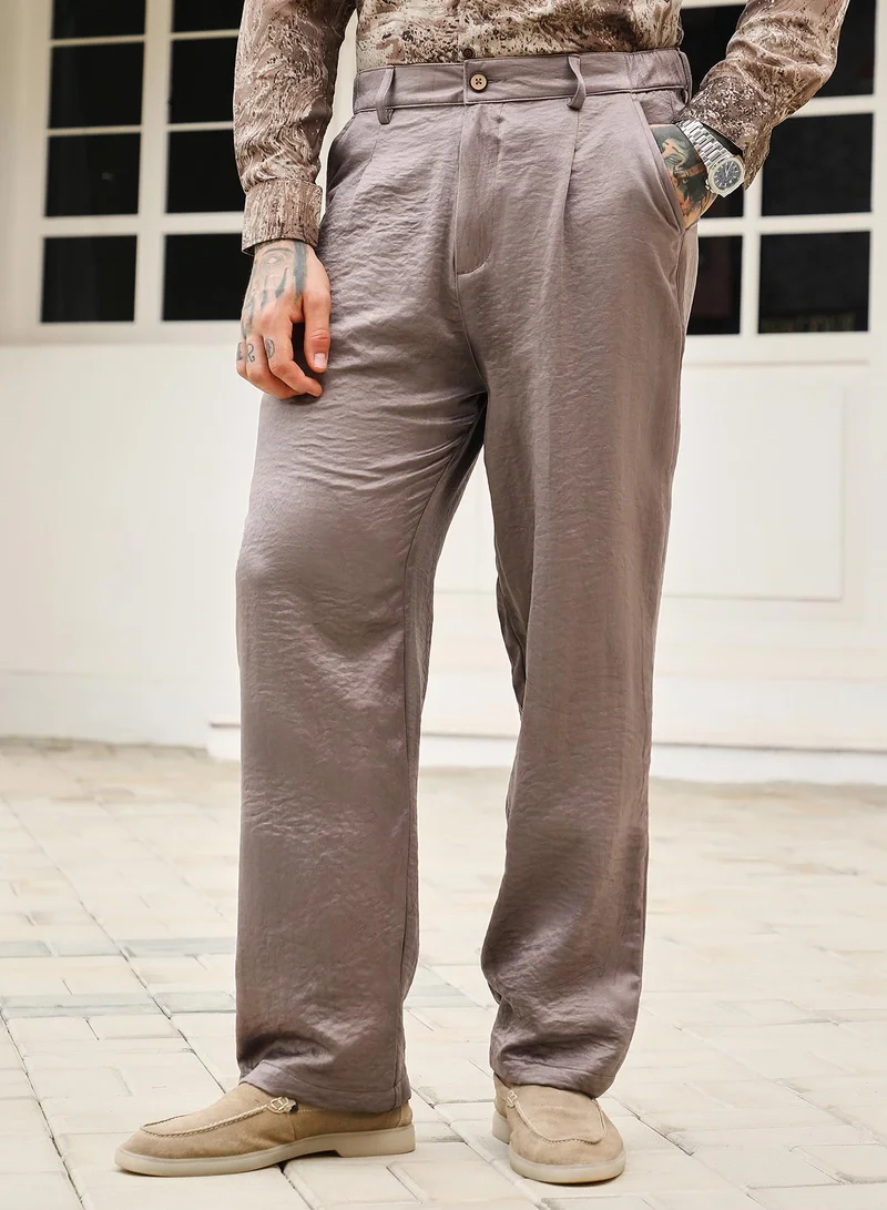 كامبوس سوترا Campus Sutra Men's Firewood Brown Creased-Pleated Straight Trousers | Mid-Rise , Straight Hem ,  Button Closure , Straight-Fit | Solid Creased | Polyester Blend Trouser For Casual Wear