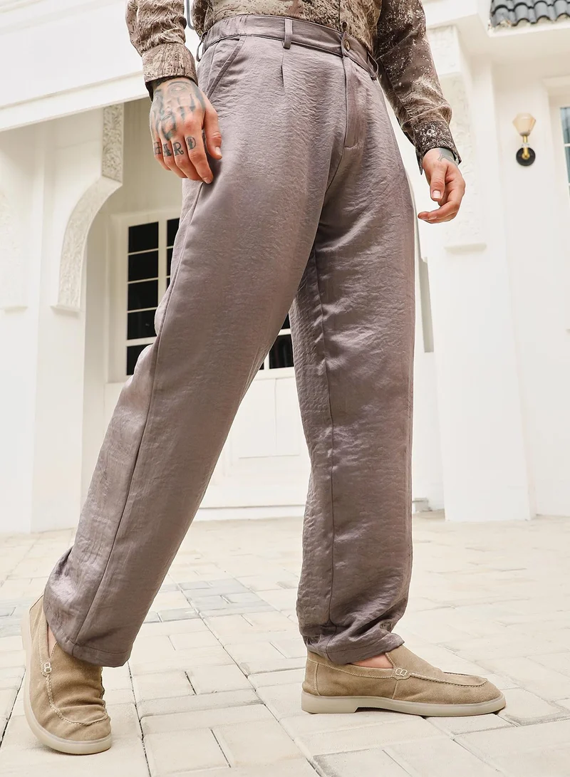 كامبوس سوترا Campus Sutra Men's Firewood Brown Creased-Pleated Straight Trousers | Mid-Rise , Straight Hem ,  Button Closure , Straight-Fit | Solid Creased | Polyester Blend Trouser For Casual Wear