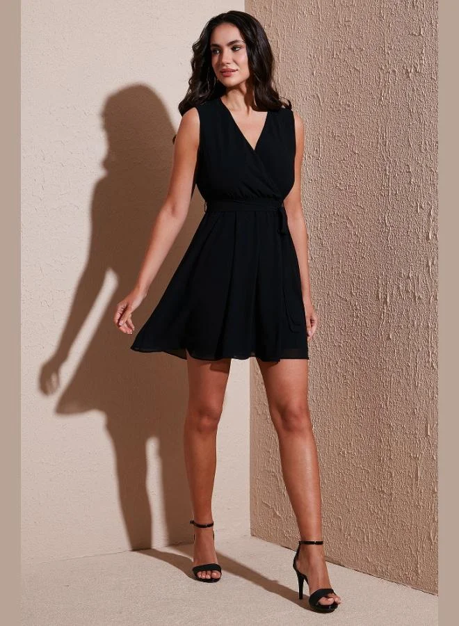 ليلا فستان قصير نسائي ليلا بقصة عادية بياقة مزدوجة الصدر وتفاصيل ربطة من الشيفون