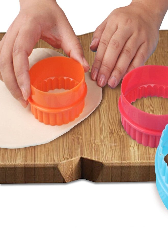 يافيجي 6 قطع من قوالب تقطيع البسكويت الدائرية ذات الحواف المتموجة، مصنوعة من البلاستيك، مناسبة لخبز البسكويت وكعك الفوندان. قوالب تقطيع البسكويت ذات الحواف المتموجة والمستقيمة، ذات وجهين. - Image 2