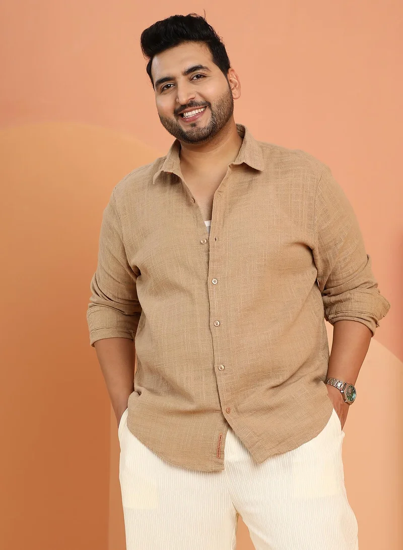 انستافاب بلس قميص رجالي مقاس كبير من إنستافاب بلس بلون بيج فاتح منسوج بنقوش متباينة وياقة عادية وأكمام طويلة بأزرار للإغلاق مناسب للارتداء اليومي