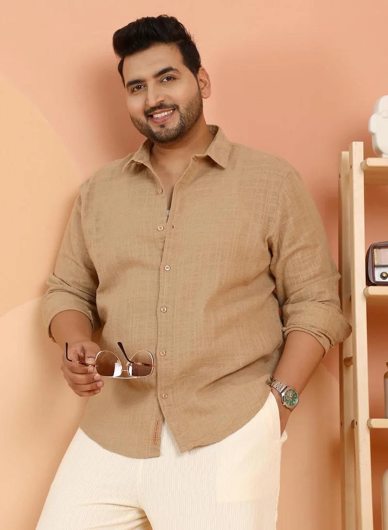 انستافاب بلس قميص رجالي مقاس كبير من إنستافاب بلس بلون بيج فاتح منسوج بنقوش متباينة وياقة عادية وأكمام طويلة بأزرار للإغلاق مناسب للارتداء اليومي