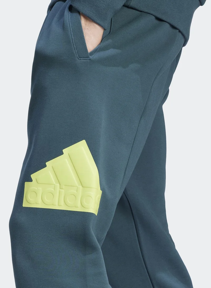 adidas بنطال رياضي عصري بشعار الماركة