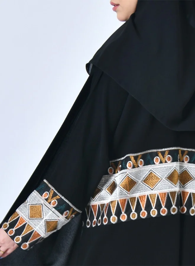 عبايات حوراء عباية لف سوداء بتطريز تراثي خلف العباية والاكمام- تصميم اليوم الوطني السعودي