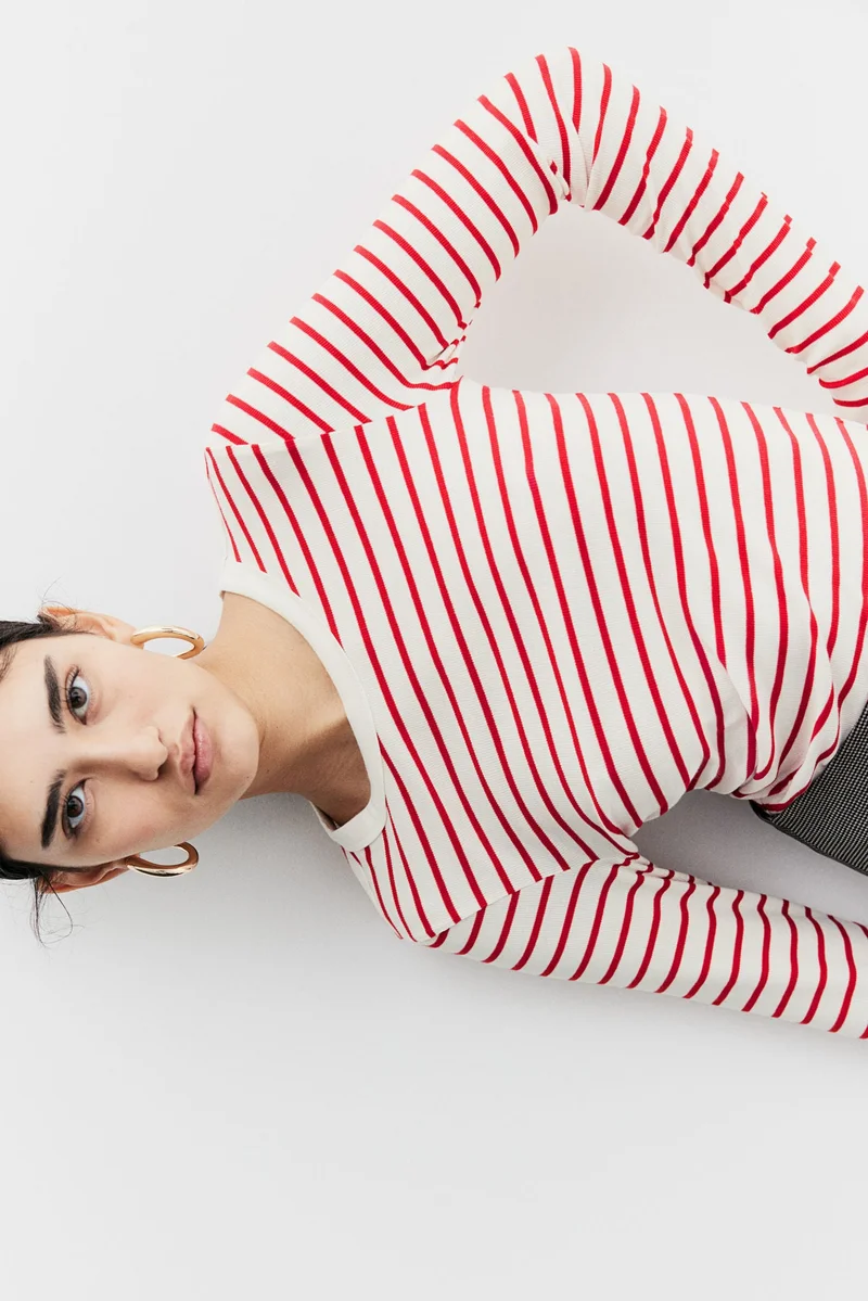 اتش اند ام بلوزة من الجيرسيه المرن