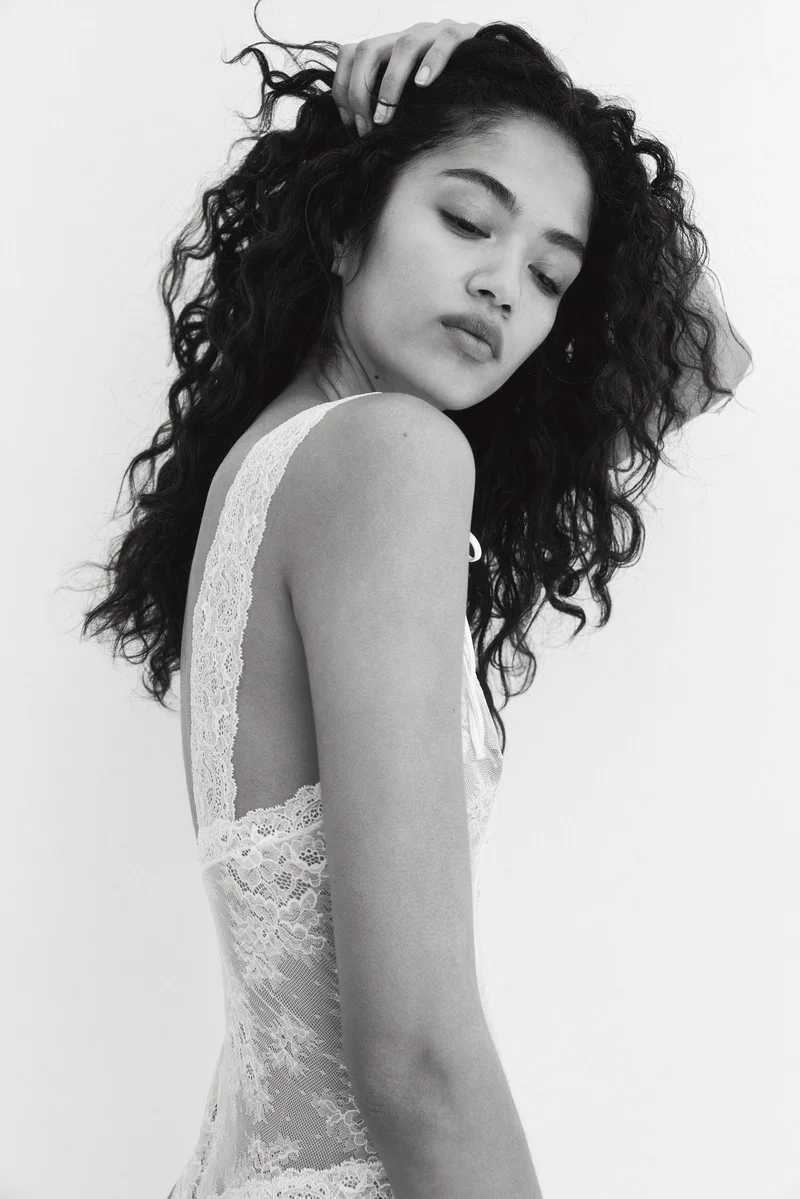 اتش اند ام بودي دانتيل بياقة عميقة