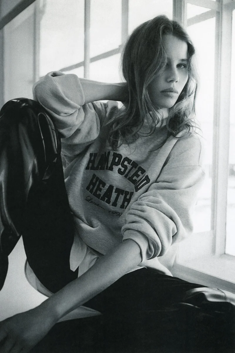 اتش اند ام سويت شيرت مزين بعبارة مطبوعة