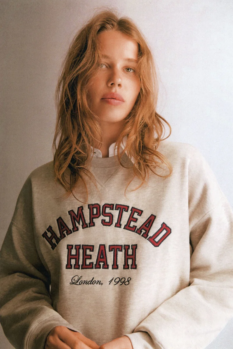 اتش اند ام سويت شيرت مزين بعبارة مطبوعة