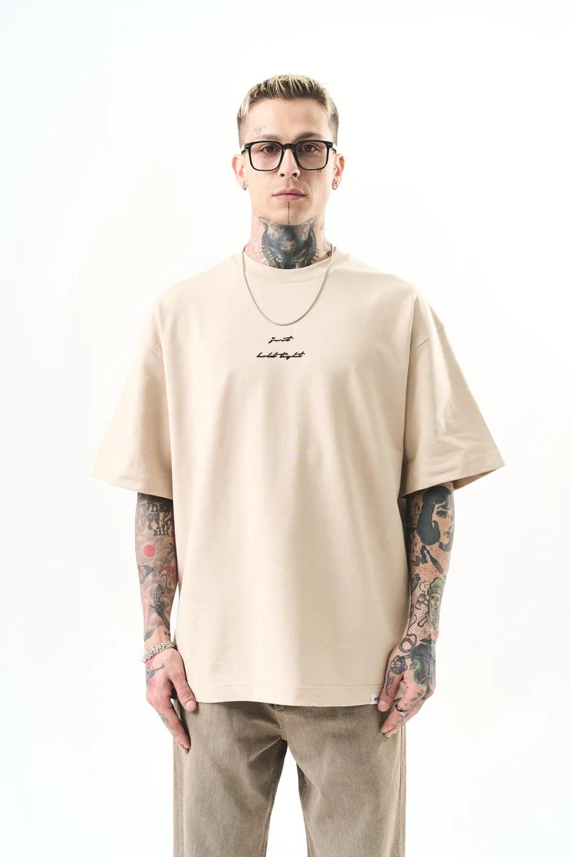 ريسباير تي شيرت رجالي مقاس كبير (Oversize) مطرز بـ "Just Hold"، بيج