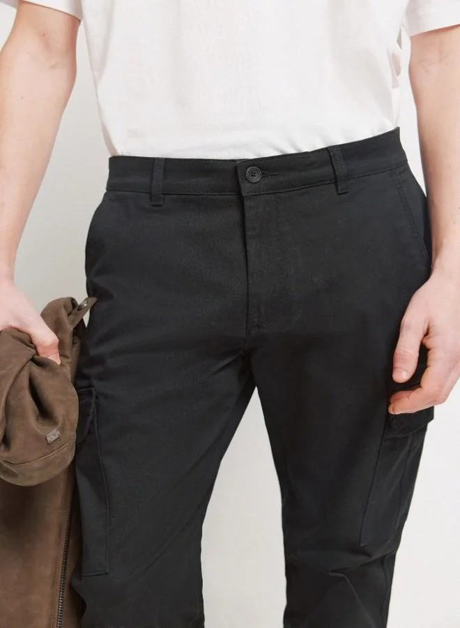 Springfield Cargo trousers in stretch cotton fabric for greater comfort. Two side pockets on both legs, with flap and hidden button fastening. Comfort slim fit.