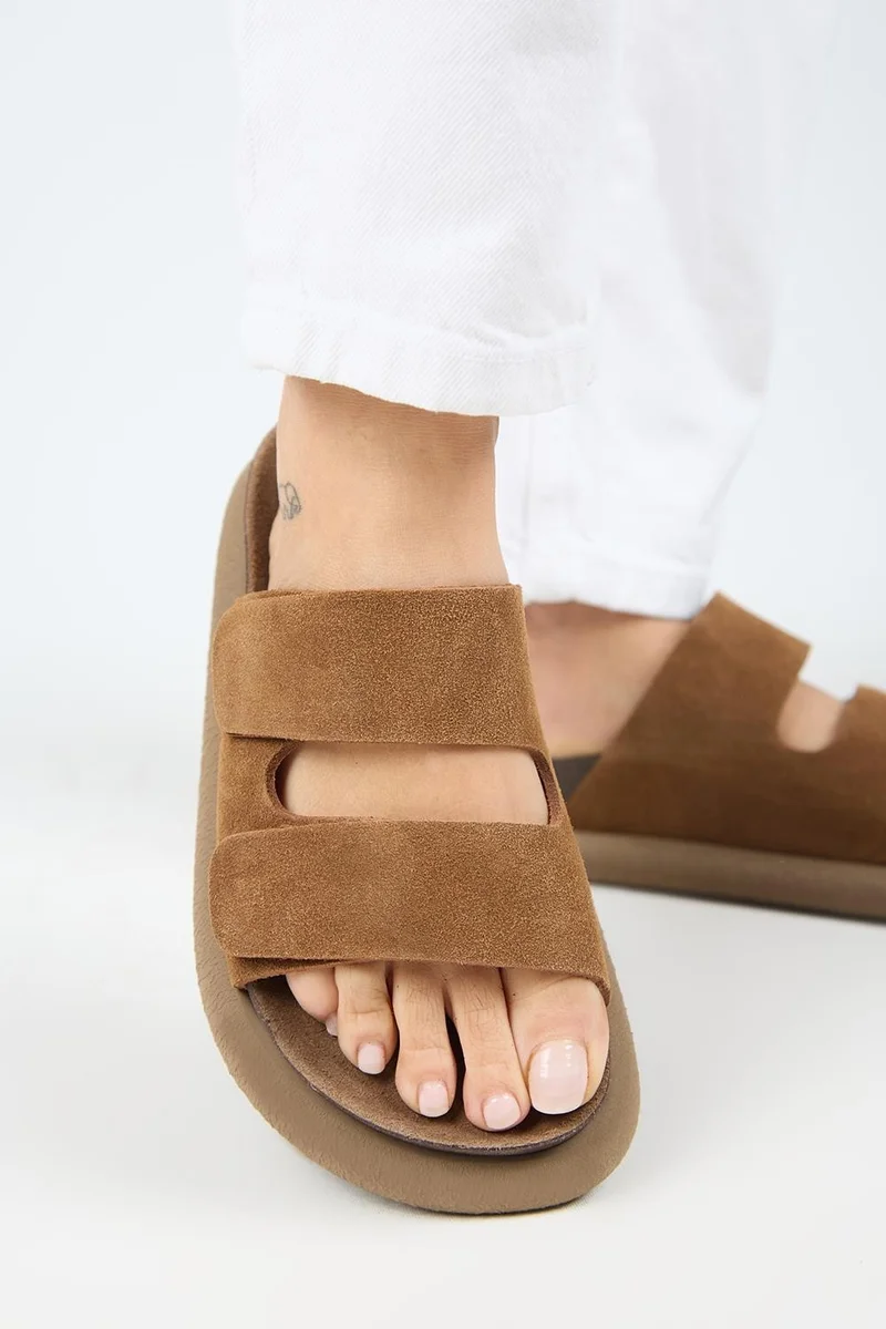 مانجيرو شباشب مانيجيرو ليلو النسائية من الجلد الطبيعي بلون بني فاتح مع شريط لاصق مزدوج