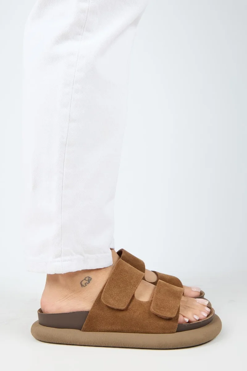 مانجيرو شباشب مانيجيرو ليلو النسائية من الجلد الطبيعي بلون بني فاتح مع شريط لاصق مزدوج