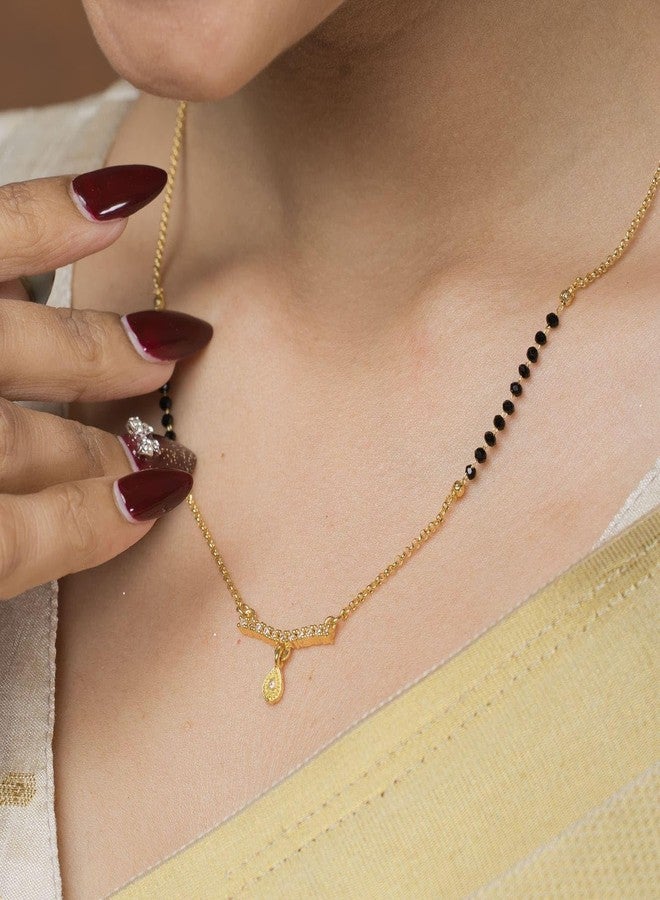 مانجالسوترا قصيرة مطلية بالذهب من AAIKU للنساء - سلسلة بطول 18 بوصة مع قلادة مصممة مرصعة بالزركون وخرز أسود - Image 2