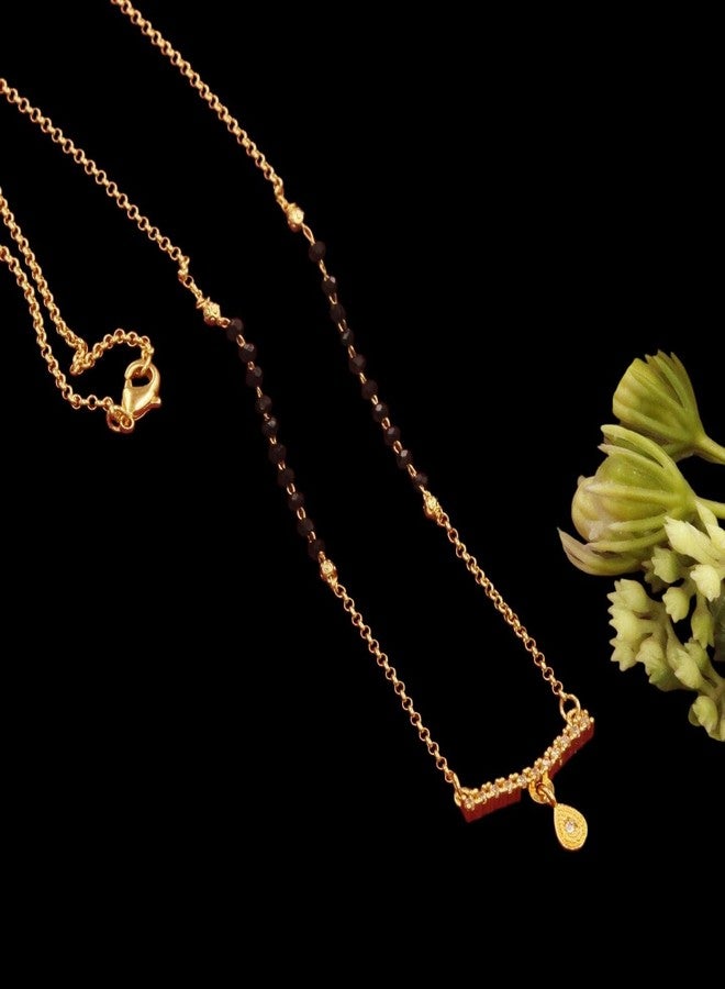 مانجالسوترا قصيرة مطلية بالذهب من AAIKU للنساء - سلسلة بطول 18 بوصة مع قلادة مصممة مرصعة بالزركون وخرز أسود - Image 5