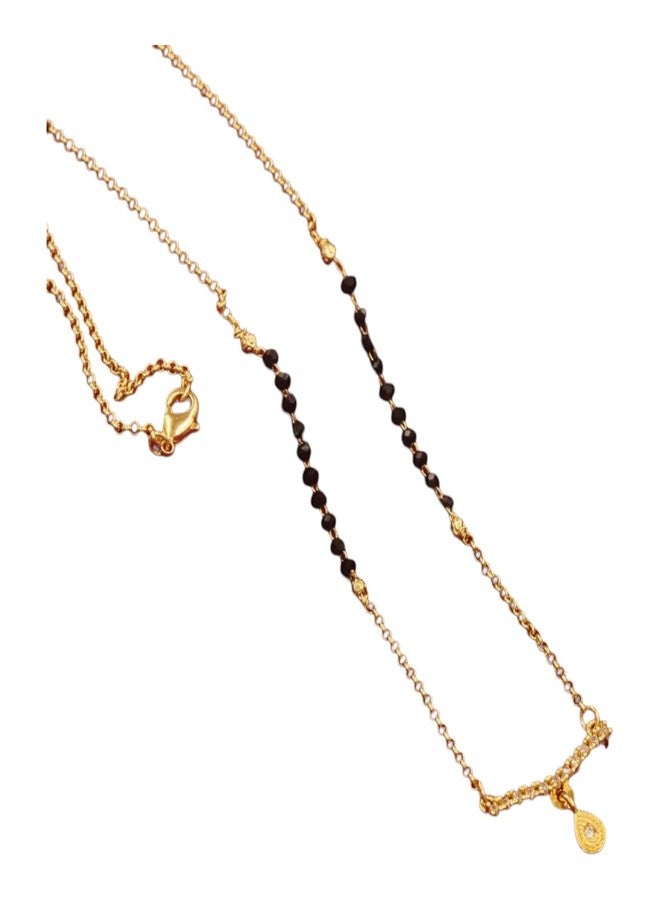 مانجالسوترا قصيرة مطلية بالذهب من AAIKU للنساء - سلسلة بطول 18 بوصة مع قلادة مصممة مرصعة بالزركون وخرز أسود - Image 1