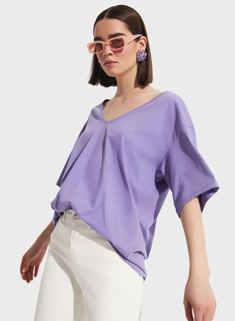 جون Knitted V-Neck T-Shirt
