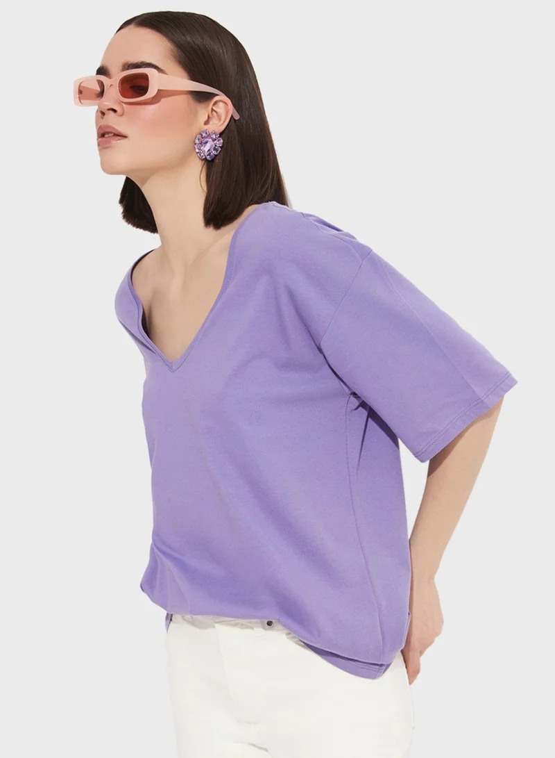 جون Knitted V-Neck T-Shirt
