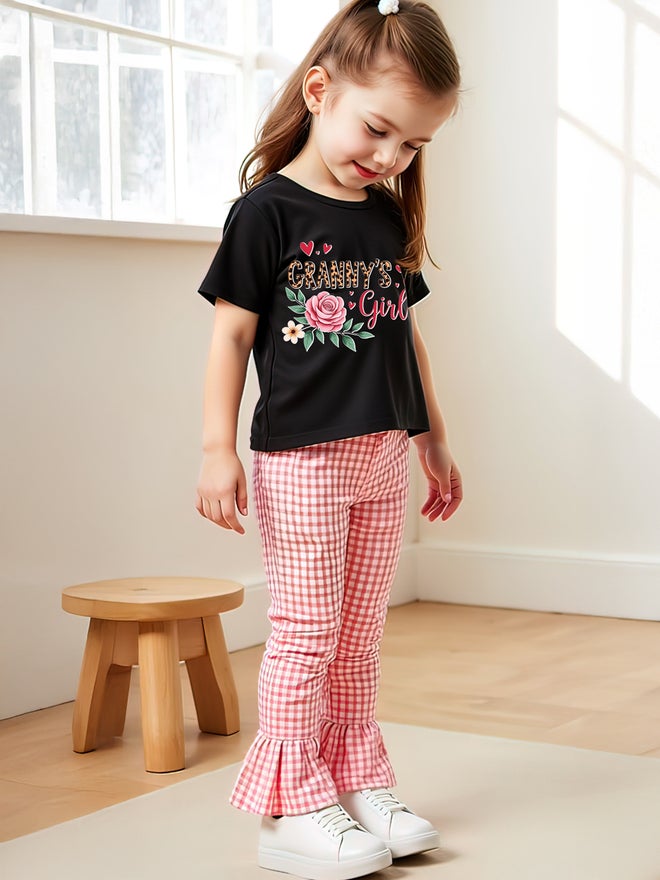 تايك تو طقم ولادي قطعتين: تي شيرت بأكمام قصيرة بطبعة جرافيك وبنطلون كاروهات - Image 1