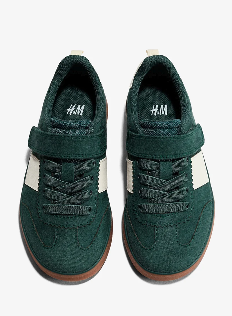 اتش اند ام حذاء رياضي