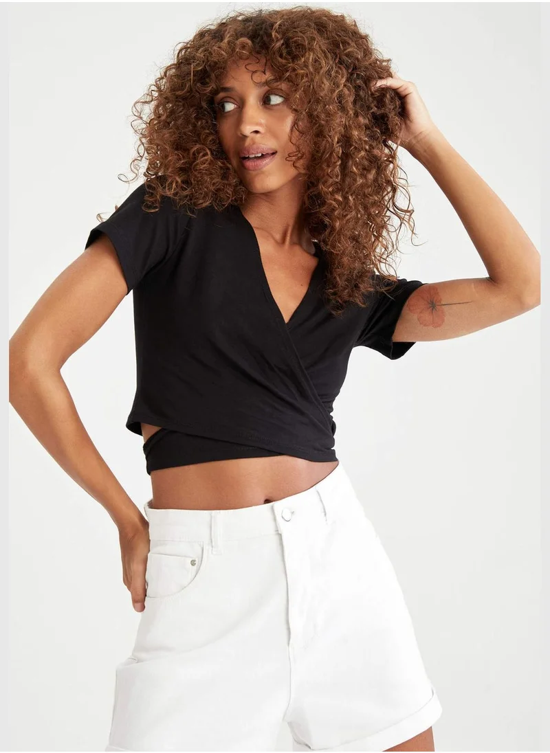 ديفاكتو Short Sleeve Front Tie Cropped Top