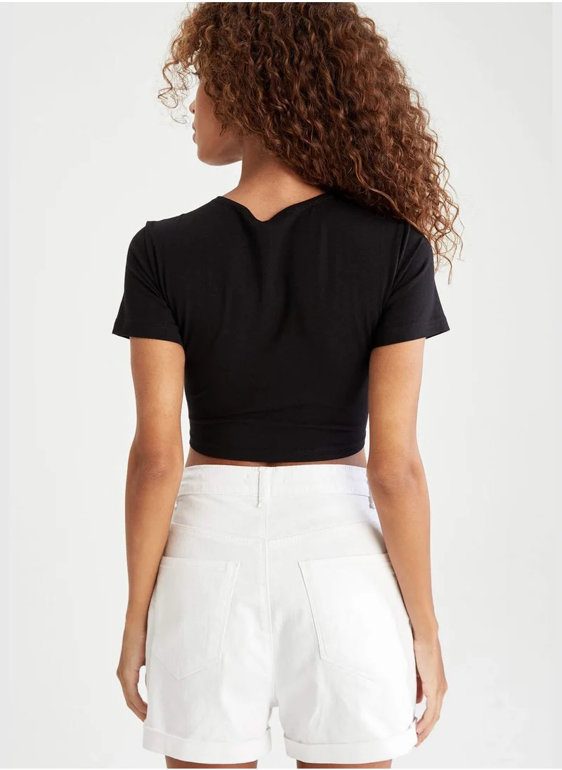 ديفاكتو Short Sleeve Front Tie Cropped Top