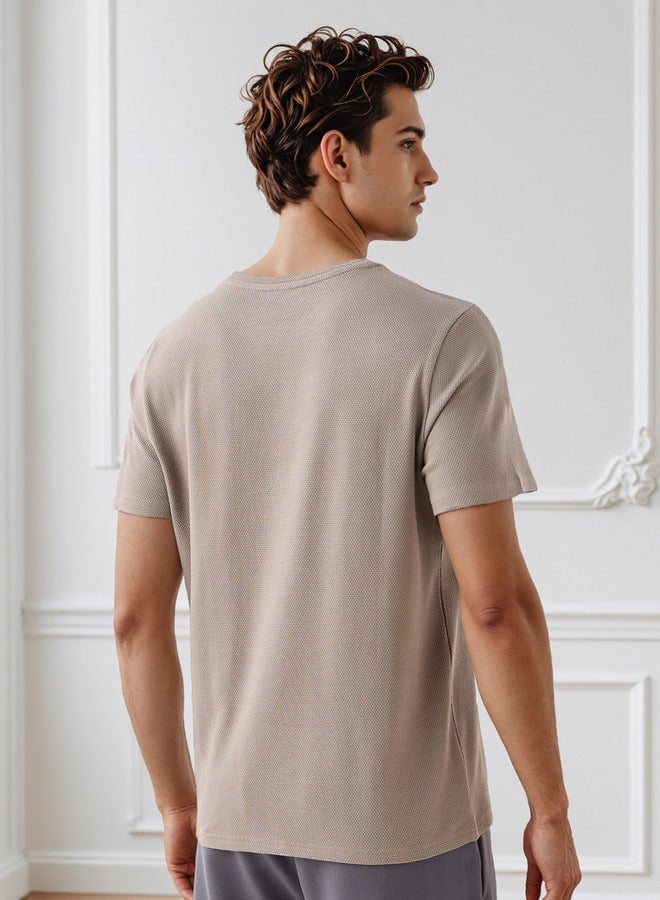 ايكونيك تي شيرت رجالي بقصة عادية وياقة دائرية وأكمام قصيرة بنقش مميز - Image 3