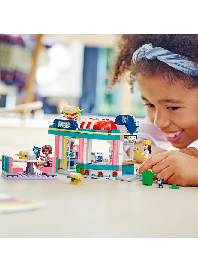 ليغو - مجموعة بناء مطعم وسط المدينة هارت ليك 41728 من LEGO® Friends للأطفال بعمر 6 سنوات أو أكثر؛ تتوفر مع الدمى الصغيرة ليان وآليا وتشارلي؛ فكرة هدية للأطفال الذين يحبّون لعب المطاعم مع الأصدقاء (346 قطعة) (346 قطعة) - Image 1
