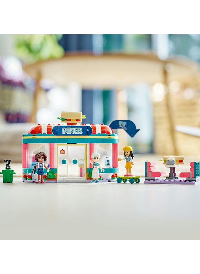 ليغو - مجموعة بناء مطعم وسط المدينة هارت ليك 41728 من LEGO® Friends للأطفال بعمر 6 سنوات أو أكثر؛ تتوفر مع الدمى الصغيرة ليان وآليا وتشارلي؛ فكرة هدية للأطفال الذين يحبّون لعب المطاعم مع الأصدقاء (346 قطعة) (346 قطعة) - Image 1