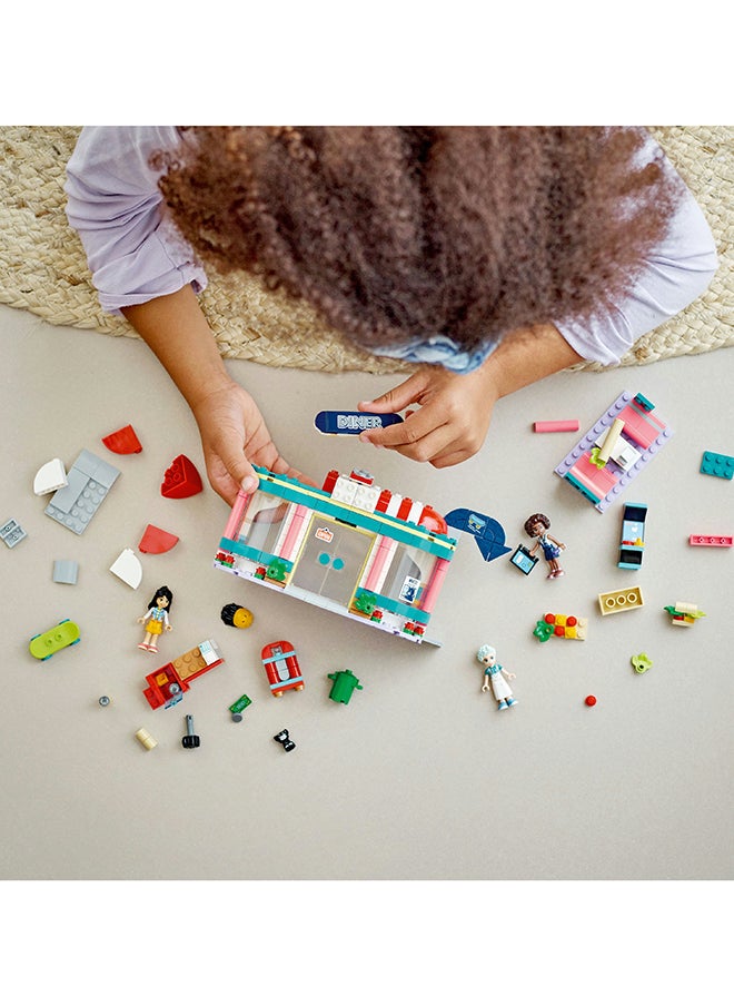 ليغو - مجموعة بناء مطعم وسط المدينة هارت ليك 41728 من LEGO® Friends للأطفال بعمر 6 سنوات أو أكثر؛ تتوفر مع الدمى الصغيرة ليان وآليا وتشارلي؛ فكرة هدية للأطفال الذين يحبّون لعب المطاعم مع الأصدقاء (346 قطعة) (346 قطعة) - Image 1