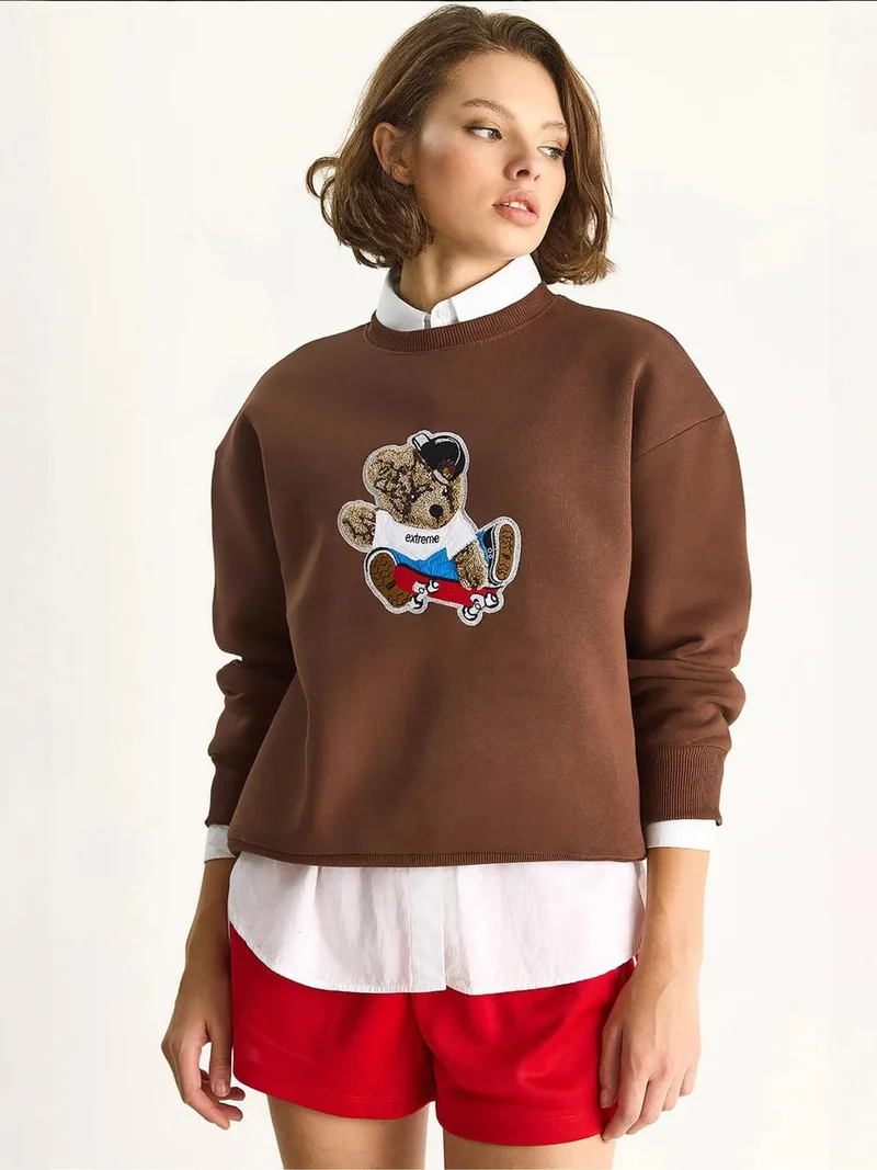 Bianco Lucci LUCCI Embroidered Crew Neck Long Sleeve Sweatshirt