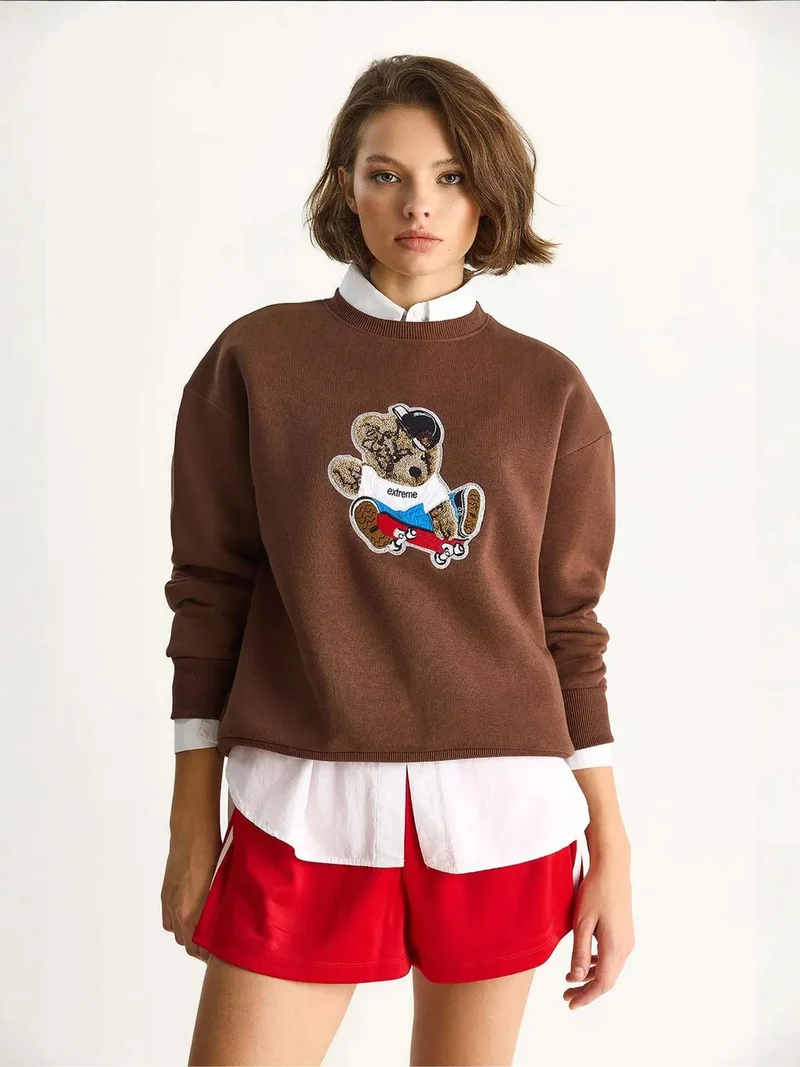 Bianco Lucci LUCCI Embroidered Crew Neck Long Sleeve Sweatshirt
