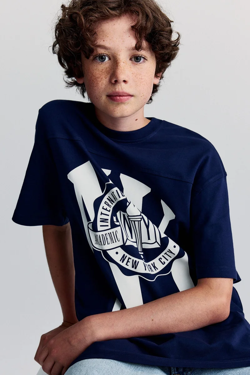 اتش اند ام تي-شيرت فضفاض بطبعة مميزة