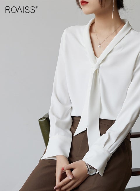 بلوزة شيفون أنيقة بيضاء للنساء بأكمام طويلة وفتحة رقبة على شكل حرف V مع تفاصيل متدلية رقيقة، بلوزة احترافية خفيفة الوزن