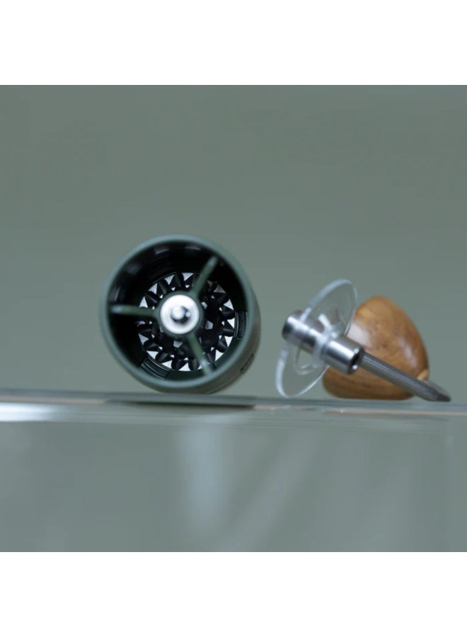 كوماندانتي مطحنة قهوة يدوية X25 Trailmaster Forest، شفرة نيترو، هيكل من البوليمر QTP®، وزن 420 جم، سعة 30 جم، مصنوعة من الفولاذ المقاوم للصدأ وخشب البلوط، مطحنة خارجية محمولة خضراء - Image 4