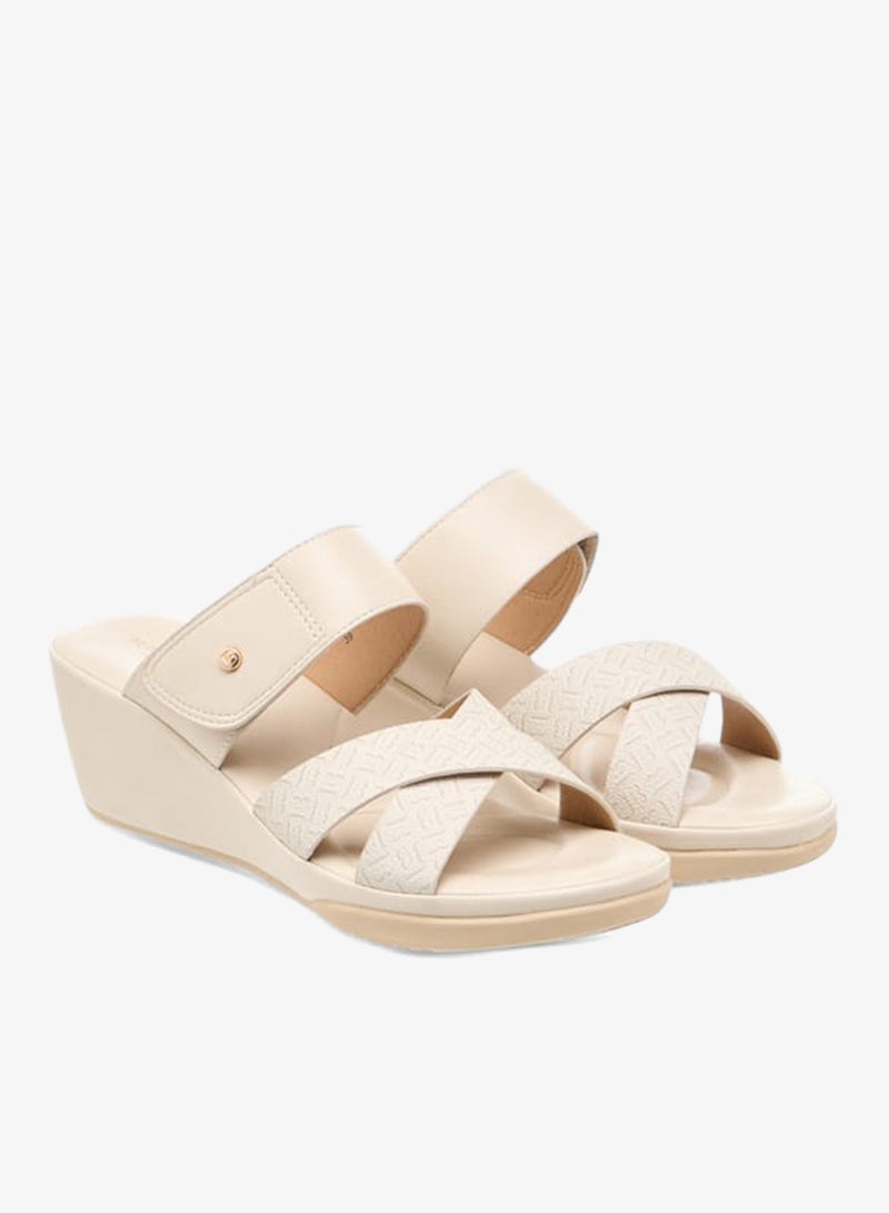 فلورا بيلا من شو إكسبرس صنادل نسائية بنعل ويدج بطبعة شعار الماركة سهلة الارتداء - Image 3