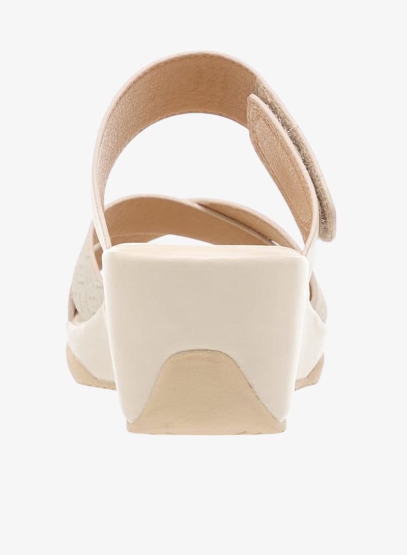 فلورا بيلا من شو إكسبرس صنادل نسائية بنعل ويدج بطبعة شعار الماركة سهلة الارتداء - Image 5