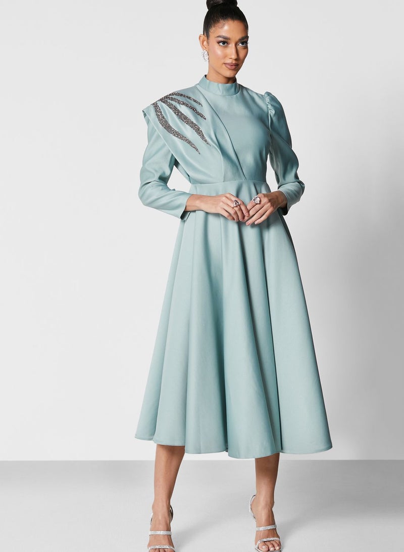 خزانة فستان بتفاصيل منسدلة وتنورة واسعة - Image 1