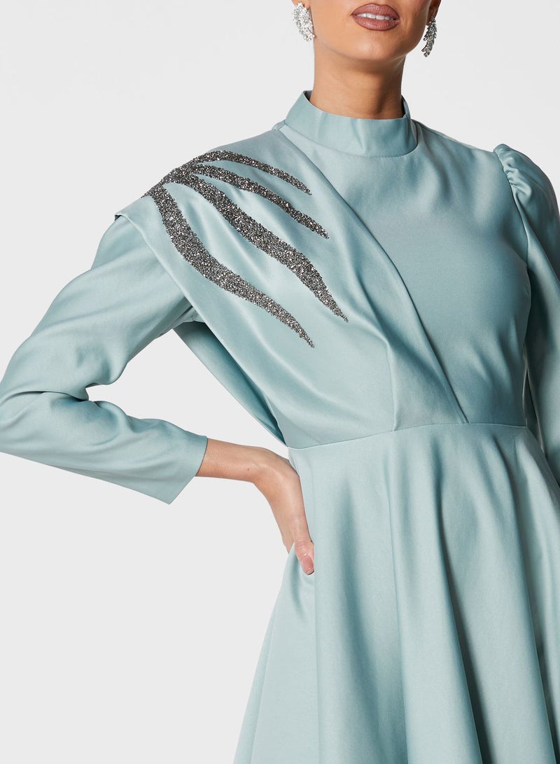 خزانة فستان بتفاصيل منسدلة وتنورة واسعة - Image 3