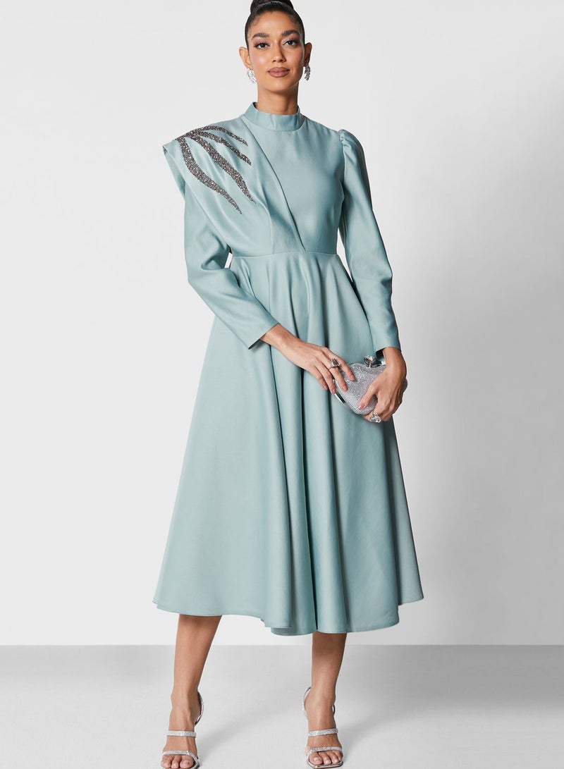 خزانة فستان بتفاصيل منسدلة وتنورة واسعة - Image 4