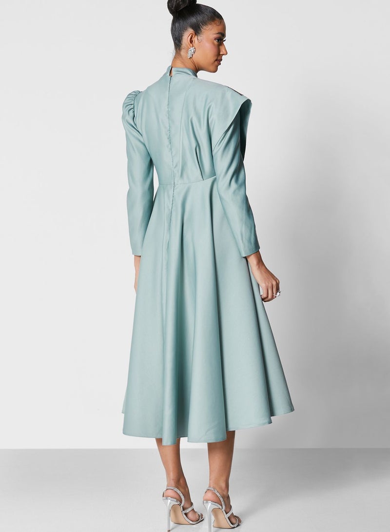 خزانة فستان بتفاصيل منسدلة وتنورة واسعة - Image 2