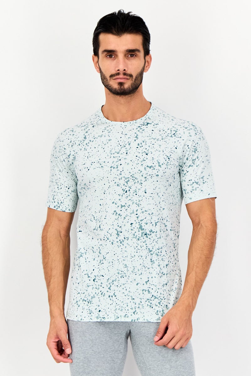 UNDER ARMOUR تي شيرت تدريب قصير الأكمام للرجال بتصميم ملائم مع شعار العلامة التجارية، متعدد الألوان - Image 1