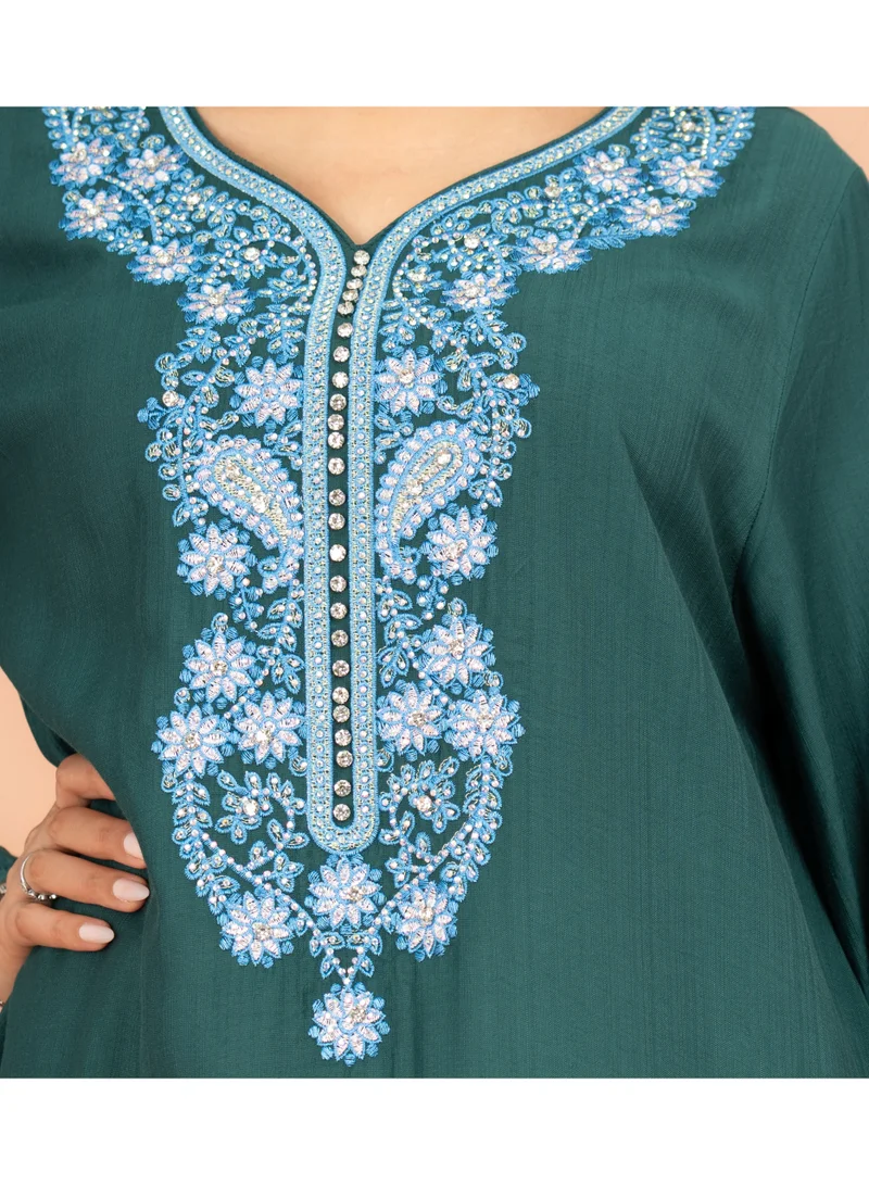 اكسا جلابية كريستال كلاسيكية مطرزة بالزهور الصلبة