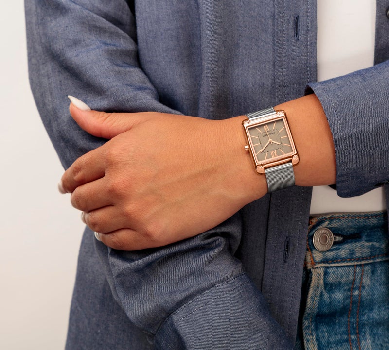 NINE WEST ساعة نسائية من ناين ويست بقرص شمسية وسوار شبكي - Image 3