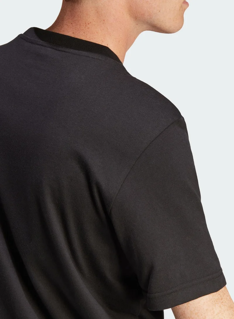 اديداس تيشيرت مزين بطبعة ذات نمط مطوي بكلمة "Sportswear"