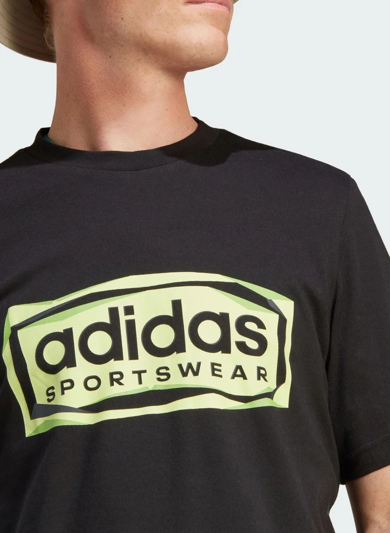 اديداس تيشيرت مزين بطبعة ذات نمط مطوي بكلمة "Sportswear"