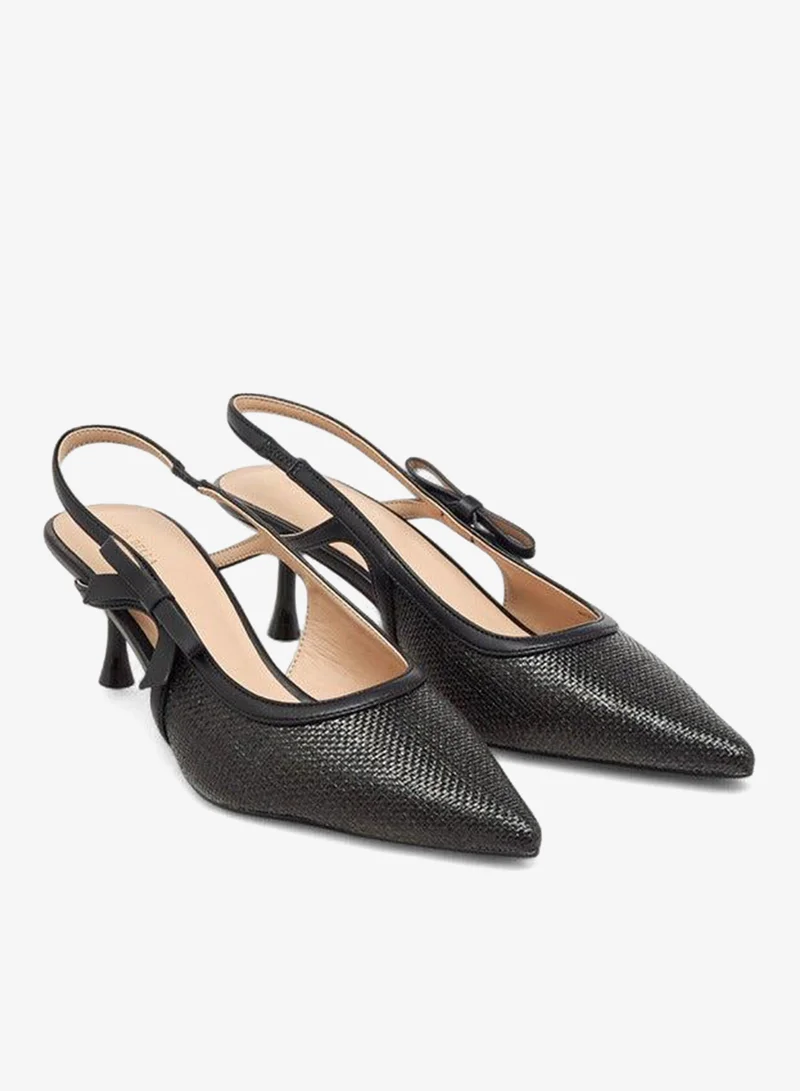 فلورا بيلا من شو إكسبرس حذاء نسائي مدبب بكعب مائل بتصميم بارز