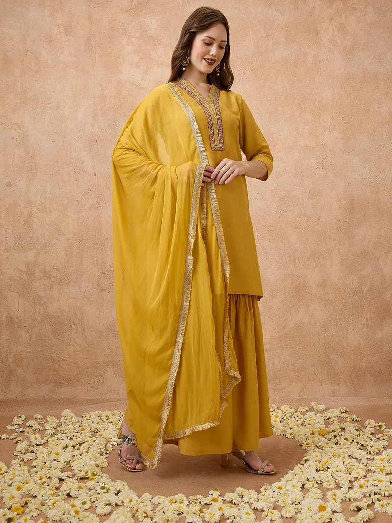 جلو باص طقم كورتا نسائي مزين بالترتر والدانتيل بياقة على شكل  مع شالار ودوباتا للمناسبات